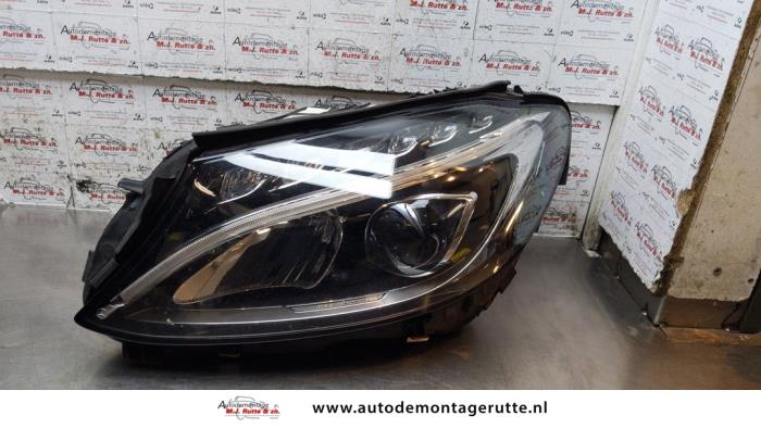Używane Reflektor lewy Mercedes C (W205) C-220 2.2 CDI BlueTEC, C-220 d 16V Cena € 500,00 Procedura marży oferowane przez Autodemontage M.J. Rutte B.V.