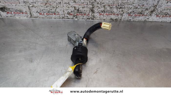 Ignition lock + key from a Peugeot 107 1.0 12V 2011