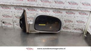 Used Wing mirror, right Hyundai Santa Fe I 2.0 16V 4x2 Price on request offered by Autodemontage M.J. Rutte B.V.