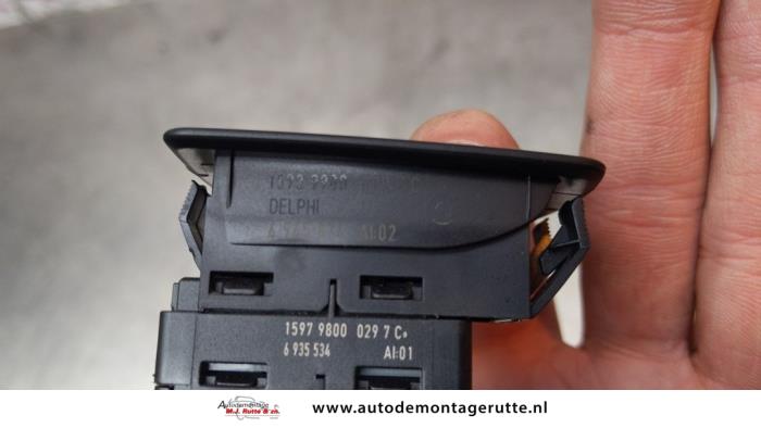 Electric window switch from a BMW 3 serie (E90) 318i 16V 2007