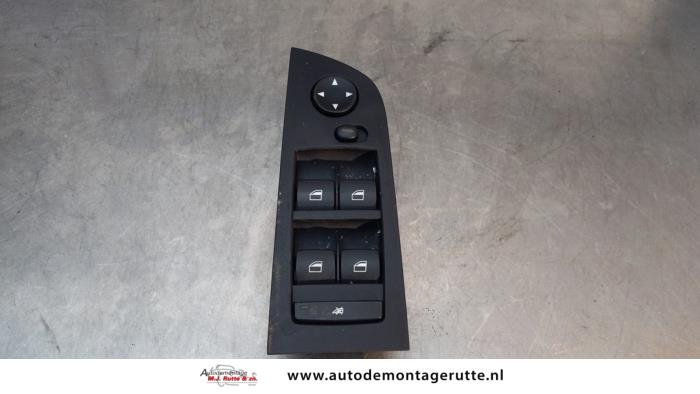 Interruptor combinado de ventanillas de un BMW 3 serie (E90) 318i 16V 2007