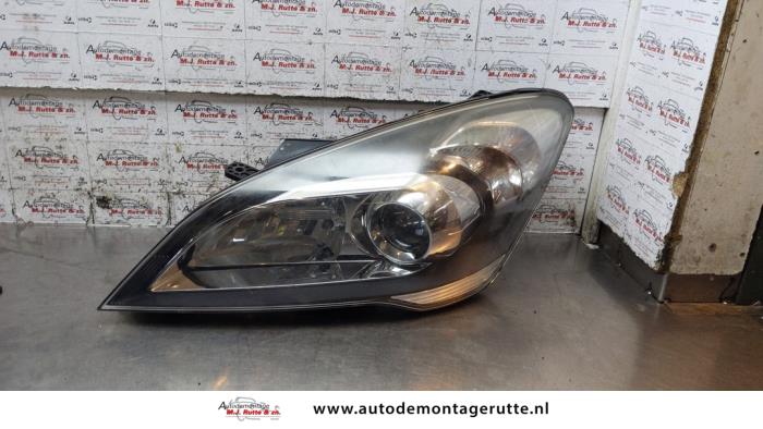 Używane Reflektor lewy Kia Pro cee'd (EDB3) 1.4 CVVT 16V Cena na żądanie oferowane przez Autodemontage M.J. Rutte B.V.