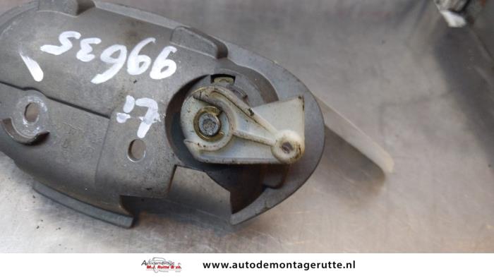 Wkladka zamka drzwiowego lewa z Opel Corsa C (F08/68) 1.2 16V 2002