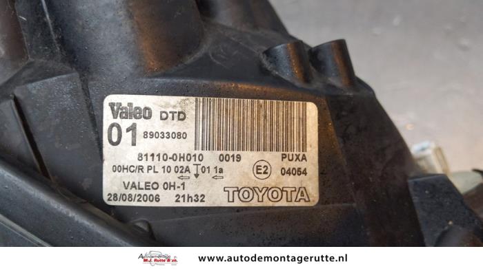 Headlight, right from a Toyota Aygo (B10) 1.0 12V VVT-i 2006