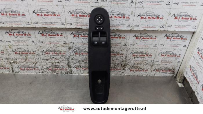 Używane Przelacznik combi okienny Fiat Punto III (199) 0.9 TwinAir Cena na żądanie oferowane przez Autodemontage M.J. Rutte B.V.