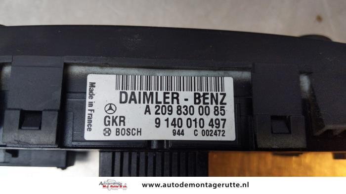 Panneau de commandes chauffage d'un Mercedes-Benz CLK (W209) 2.6 240 V6 18V 2003