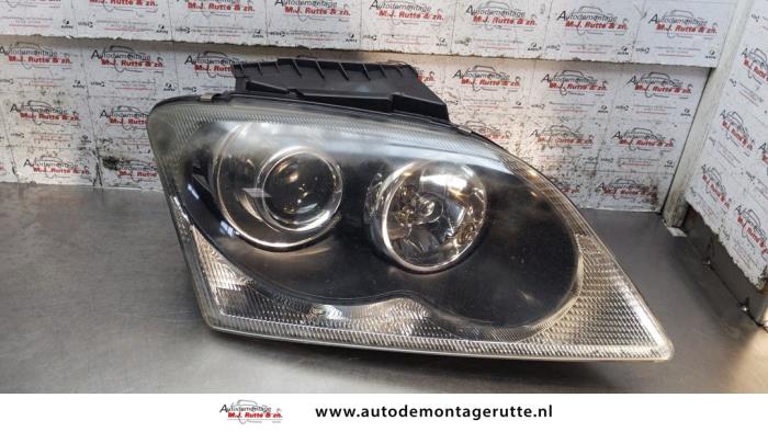 Używane Reflektor prawy Chrysler Pacifica 3.5 V6 24V Cena na żądanie oferowane przez Autodemontage M.J. Rutte B.V.