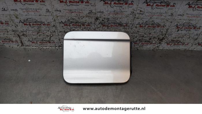 Tank cap cover from a Chevrolet Aveo (250) 1.4 16V LS 2009