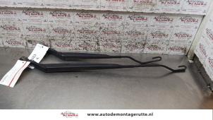 Used Ruitenwisserarm set Nissan Note (E11) 1.6 16V Price on request offered by Autodemontage M.J. Rutte B.V.