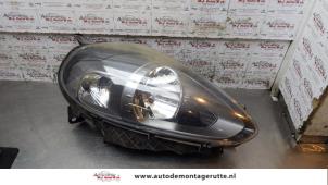 Używane Reflektor prawy Fiat Punto Evo (199) 1.4 Cena na żądanie oferowane przez Autodemontage M.J. Rutte B.V.