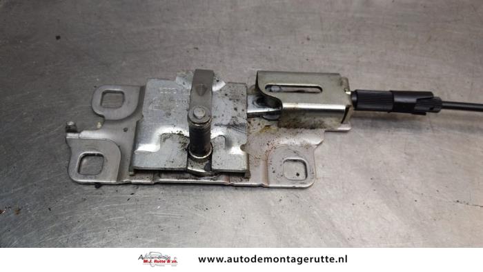 Używane Silnik rygla tylnej klapy Audi A8 (D3) 4.2 V8 40V Quattro Cena € 50,00 Procedura marży oferowane przez Autodemontage M.J. Rutte B.V.