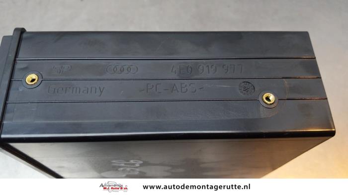 Navigation module from a Audi A8 (D3) 4.2 V8 40V Quattro 2003