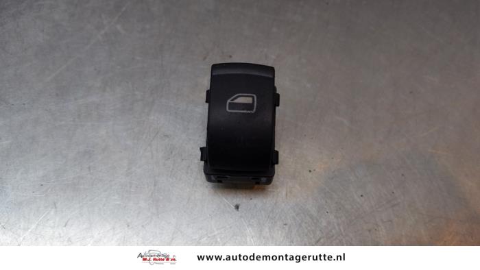 Usados Interruptor de ventanilla eléctrica Audi A8 (D3) 4.2 V8 40V Quattro Precio € 15,00 Norma de margen ofrecido por Autodemontage M.J. Rutte B.V.