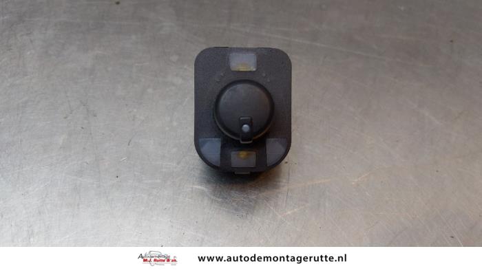 Używane Przelacznik lusterka Audi A8 (D3) 4.2 V8 40V Quattro Cena € 20,00 Procedura marży oferowane przez Autodemontage M.J. Rutte B.V.