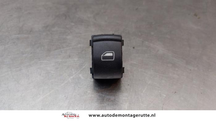 Usados Interruptor de ventanilla eléctrica Audi A8 (D3) 4.2 V8 40V Quattro Precio € 15,00 Norma de margen ofrecido por Autodemontage M.J. Rutte B.V.
