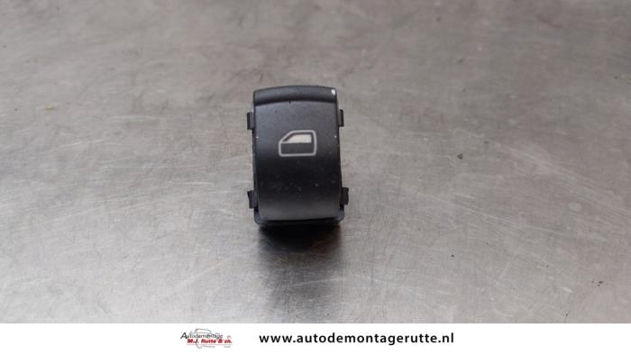 Usados Interruptor de ventanilla eléctrica Audi A8 (D3) 4.2 V8 40V Quattro Precio € 15,00 Norma de margen ofrecido por Autodemontage M.J. Rutte B.V.