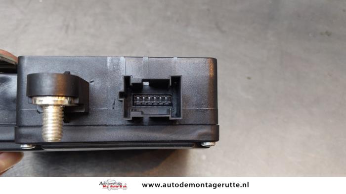 Régulateur de tension d'un Audi A8 (D3) 4.2 V8 40V Quattro 2003