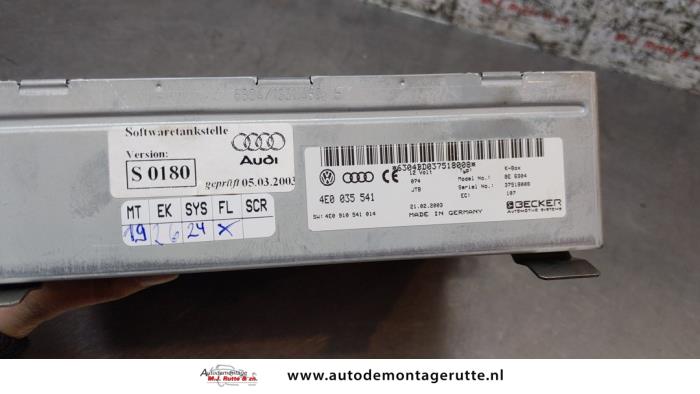 Regeleinheit Multi Media van een Audi A8 (D3) 4.2 V8 40V Quattro 2003