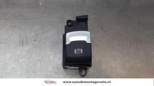 Usados Interruptor de freno de mano Audi A8 (D3) 4.2 V8 40V Quattro Precio € 45,00 Norma de margen ofrecido por Autodemontage M.J. Rutte B.V.