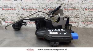 Usagé Serrure portière mécanique 4portes avant gauche Audi A8 (D3) 4.2 V8 40V Quattro Prix € 50,00 Règlement à la marge proposé par Autodemontage M.J. Rutte B.V.