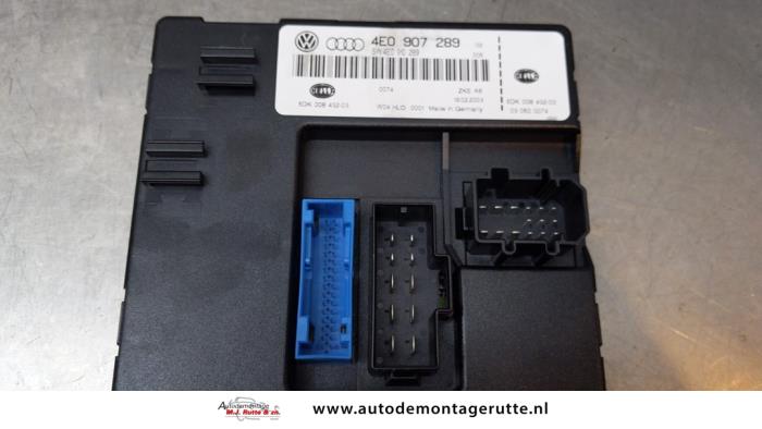 Używane Modul Comfort Audi A8 (D3) 4.2 V8 40V Quattro Cena € 75,00 Procedura marży oferowane przez Autodemontage M.J. Rutte B.V.