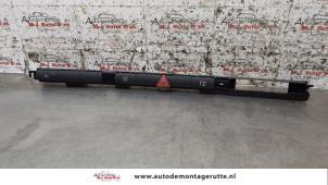 Usados Interruptor de luz de pánico Audi A8 (D3) 4.2 V8 40V Quattro Precio € 50,00 Norma de margen ofrecido por Autodemontage M.J. Rutte B.V.