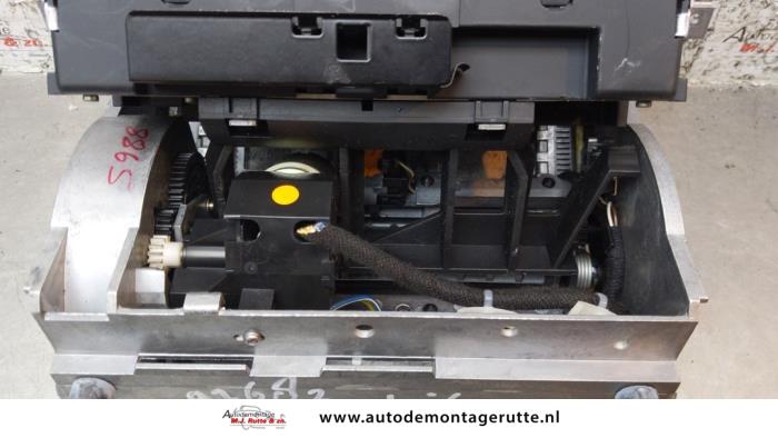 Affichage intérieur d'un Audi A8 (D3) 4.2 V8 40V Quattro 2003