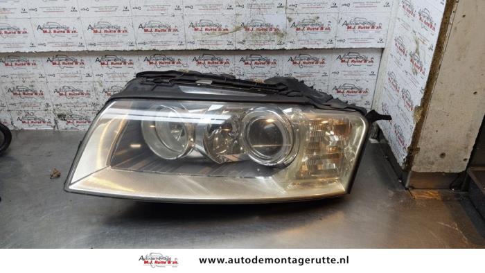 Używane Reflektor lewy Audi A8 (D3) 4.2 V8 40V Quattro Cena € 350,00 Procedura marży oferowane przez Autodemontage M.J. Rutte B.V.