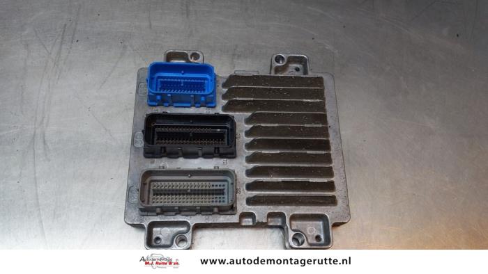 Ordinateur gestion moteur d'un Opel Astra J Sports Tourer (PD8/PE8/PF8) 1.4 Turbo 16V 2011