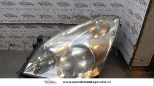 Used Headlight, left Toyota Corolla Verso (R10/11) 1.8 16V VVT-i Price on request offered by Autodemontage M.J. Rutte B.V.