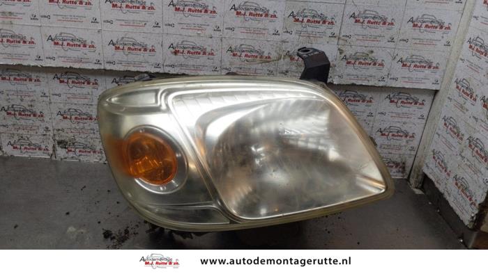 Używane Reflektor prawy Mazda B (UJ/UN) 2.5 D 4x4 Cena na żądanie oferowane przez Autodemontage M.J. Rutte B.V.