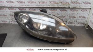 Used Headlight, right Seat Altea XL (5P5) 1.4 TSI 16V Price on request offered by Autodemontage M.J. Rutte B.V.