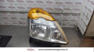 Używane Reflektor prawy Renault Modus/Grand Modus (JP) 1.6 16V Cena na żądanie oferowane przez Autodemontage M.J. Rutte B.V.