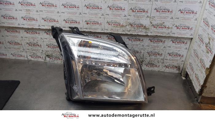 Używane Reflektor prawy Ford Fusion 1.6 16V Cena € 35,00 Procedura marży oferowane przez Autodemontage M.J. Rutte B.V.