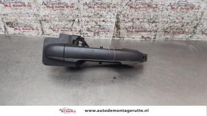 Used Rear door handle 4-door, left Kia Cee'd Sporty Wagon (EDF) 1.4 16V Price on request offered by Autodemontage M.J. Rutte B.V.