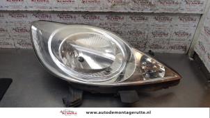 Used Headlight, right Peugeot 107 1.4 HDI Price on request offered by Autodemontage M.J. Rutte B.V.
