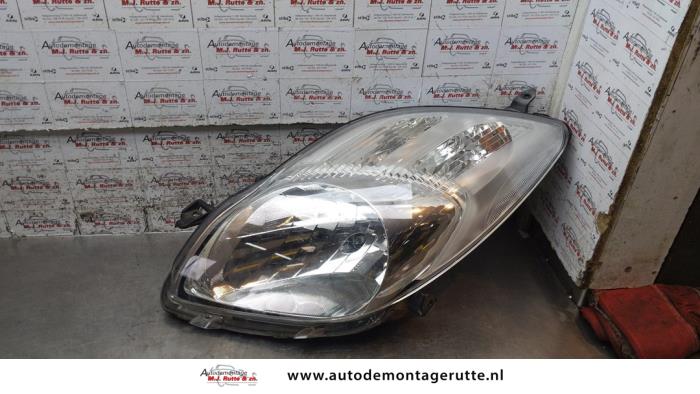 Używane Reflektor lewy Toyota Yaris II (P9) 1.0 12V VVT-i Cena € 100,00 Procedura marży oferowane przez Autodemontage M.J. Rutte B.V.