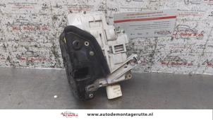 Used Rear door lock mechanism 4-door, left Audi A4 Avant (B7) 1.8 T 20V Price on request offered by Autodemontage M.J. Rutte B.V.