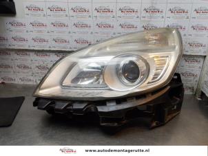 Used Headlight, left Renault Scénic II (JM) 2.0 16V Price on request offered by Autodemontage M.J. Rutte B.V.