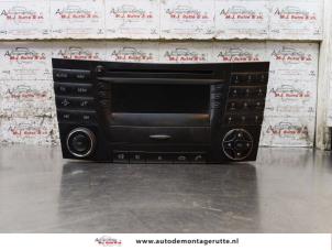 Używane Radio Mercedes E Combi (S211) 1.8 E-200 K 16V Cena na żądanie oferowane przez Autodemontage M.J. Rutte B.V.