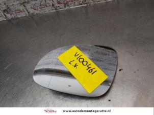 Używane Szyba lusterka lewego Volkswagen Golf V (1K1) 1.9 TDI Cena na żądanie oferowane przez Autodemontage M.J. Rutte B.V.