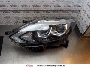 Used Headlight, left Nissan Qashqai (J11) 1.2 DIG-T 16V Price € 125,00 Margin scheme offered by Autodemontage M.J. Rutte B.V.