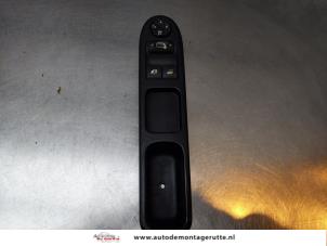 Usados Interruptor combinado de ventanillas Peugeot 207/207+ (WA/WC/WM) 1.4 16V Precio de solicitud ofrecido por Autodemontage M.J. Rutte B.V.