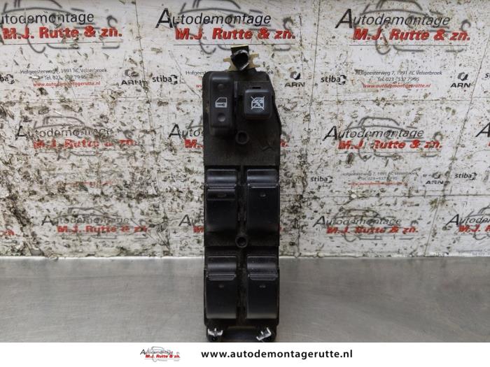 Usados Interruptor combinado de ventanillas Toyota Avensis Wagon (T25/B1E) 2.0 16V VVT-i D4 Precio de solicitud ofrecido por Autodemontage M.J. Rutte B.V.