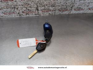 Used Door lock cylinder, left BMW 3 serie Touring (E46/3) 318d 16V Price on request offered by Autodemontage M.J. Rutte B.V.