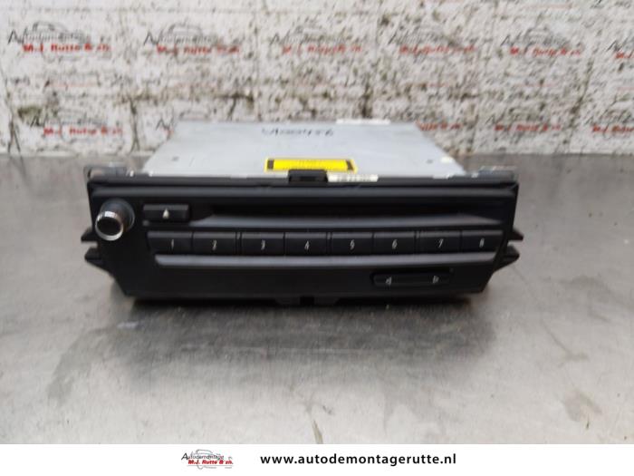 Begagnade Radio BMW 3 serie Touring (E91) 318i 16V Pris på förfrågan erbjuds av Autodemontage M.J. Rutte B.V.