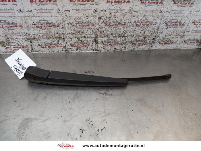 Rear wiper arm from a BMW 3 serie Touring (E91) 318i 16V 2008