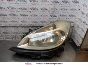 Used Headlight, left Renault Clio III (BR/CR) 1.6 16V Price on request offered by Autodemontage M.J. Rutte B.V.