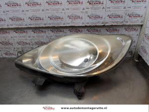 Used Headlight, left Peugeot 107 1.0 12V Price on request offered by Autodemontage M.J. Rutte B.V.