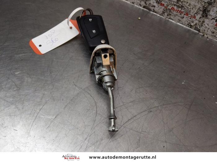 Serrure portière cylindre gauche d'un Peugeot 108 1.0 12V 2017
